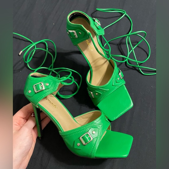 Super cute y2k strappy lace up open toed heels.💚 - Picture 6 of 11